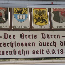 Erinnerungs-Tafel am Bahnhof Düren.