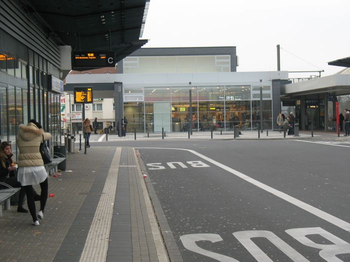 ZOB direkt gegenüber dem Bahnsteig, im Hintergrund dass neue Bahnhofs-Gebäude von Horrem, 30.11.2014