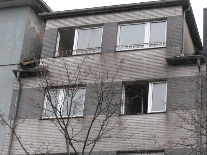 Von der Feuerwehr zum Rauch-Abzug geöffnete Fenster, Bild vom 3.1.2015.