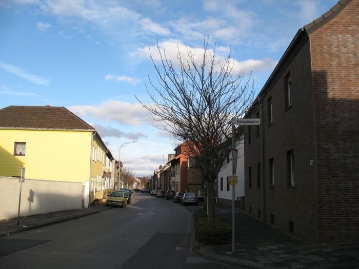 Mandys Khana. Die Mauer links im Bild wird seit 07. 03. 2015 für einen Kundenparkplatz eingerissen - demnächst gibt's hier auch Lebensmittel-Einzelhandel.