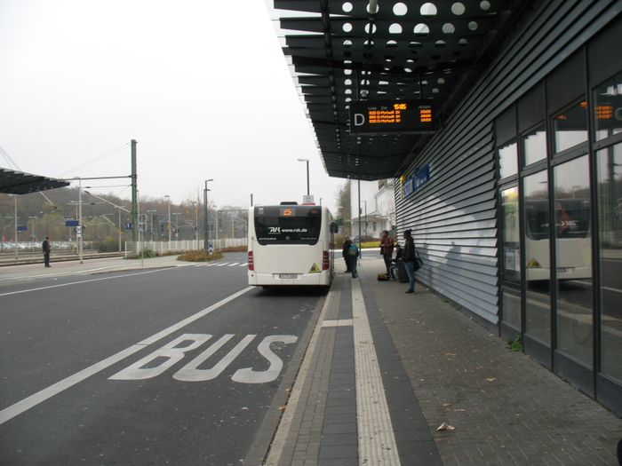 ZOB direkt gegenüber dem Bahnsteig am Bahnhof Horrem, 30.11.2014