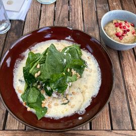 Salzwiesenlamm-Klöße mit Spinat, warmer Joghurt-Sauce, pinienkernen und Auberginen-mousse 