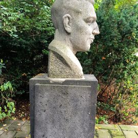 Denkmal aus schwedischem Granit vom Bildhauer Hans Kies, 1957/58