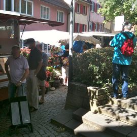 Wochenmarkt rund um die Jakobuskirche in Tübingen