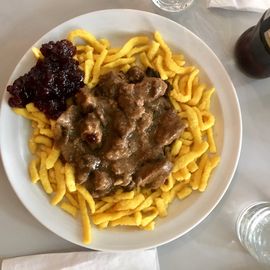 Wildgulasch auf Spätzle 