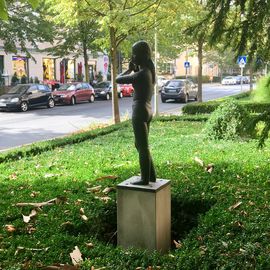 Skulptur "Flötenspielerin" vor der Hoffnungskirche in Berlin