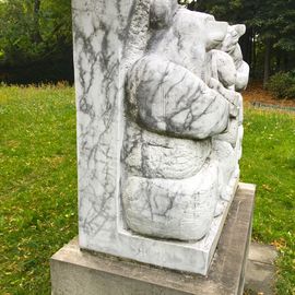 »Wolf, Schaf und Bär« Marmorrelief von Stephan Horota in Berlin