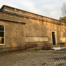 Fassade zur Stra&szlig;e mit Naturstein f&uuml;r ein zu schaffendes Relief ...