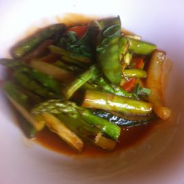 L&Eacute;GUMES FA&Ccedil;ON ASIATIQUE
Gr&uuml;ner Spargel und Zuckerschoten aus dem Wok
mit s&uuml;&szlig;-saurer Sauce und Basmatireis 