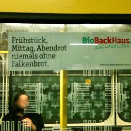 U-Bahn-Werbung in Form von Knüttelversen ....