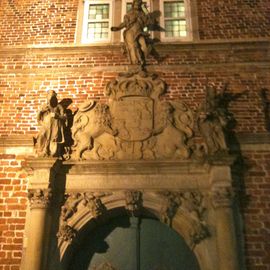 Rathaus-Portal am Abend, wenn die Bürgersteige hochgeklappt sind ....