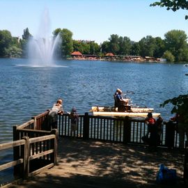 Sommer am Weißen See - dort drüben das Strandbad.