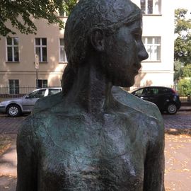 »Sitzendes Paar« Bronzeplastik von Carin Kreuzberg in Berlin
