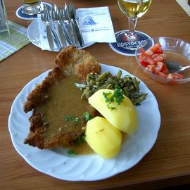 Mittagstisch am Freitag: Schnitzel und Tomatensalat für 4,50 € 