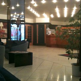 Schicke Lobby mit freundlichem Personal ...
