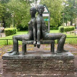 &raquo;Sitzendes Paar&laquo; Bronze, 1976, von Carin Kreuzberg 