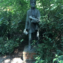 &raquo;Junge mit Essnapf&laquo; aus der Buchenwaldgruppe, Bronze von Fritz Cremer 