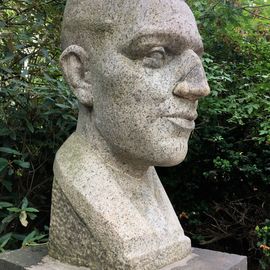 Denkmal aus schwedischem Granit vom Bildhauer Hans Kies, 1957/58
