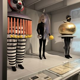 Oskar Schlemmer; triadisches Ballet …