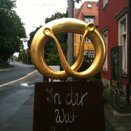 Goldene Brezel vorm Haus ...