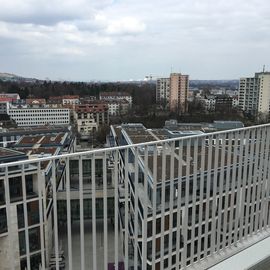 Da drüben in der Mitte das kleine Hotel - Blick von der neuen Stadtbibliothek ...