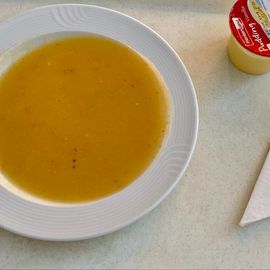 Mittag, flacher Teller Kartoffelsuppe 