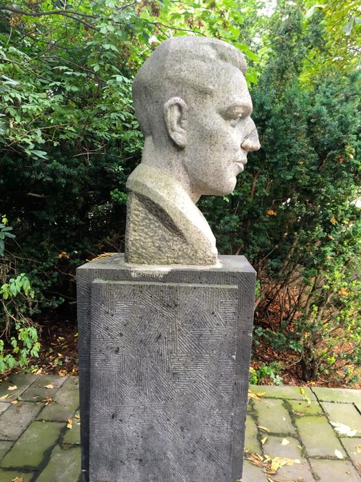 Denkmal aus schwedischem Granit vom Bildhauer Hans Kies, 1957/58