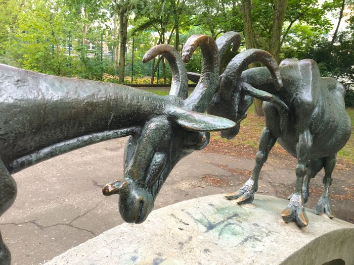 »Zwei Ziegen auf der Brücke« Bronzeplastik von Stephan Horota