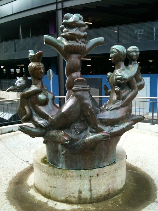 Paech Brunnen, 1980, 2,40 m, Bronze, Brigitte Haacke-Stamm, »Brot – ein Segen der Erde«. 