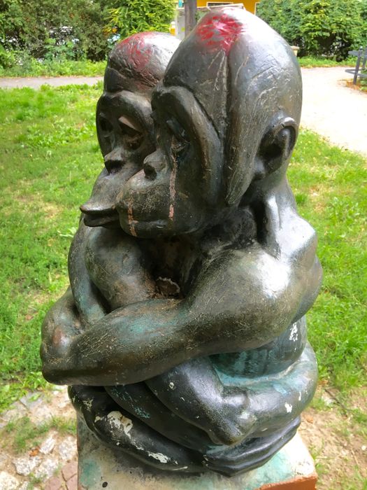 »Orang-Utan-Kinder« Bronzeplastik von Stephan Horota