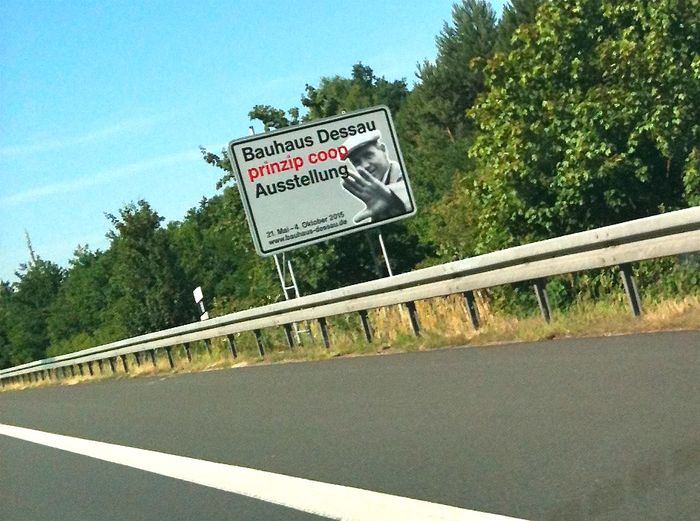 »Bedrohliche« Werbung an der Autobahn ....