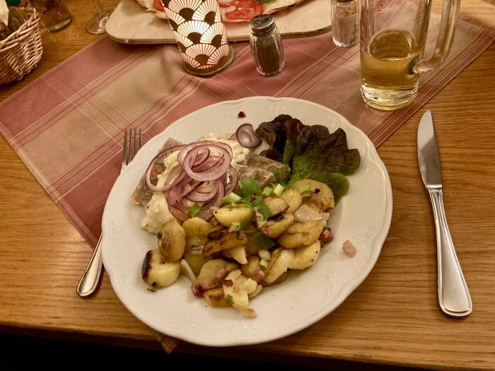 Nachtessen nach der Oper. Eisbeinsülze mit Bratkartoffeln und kleines Berliner Pilsner ...