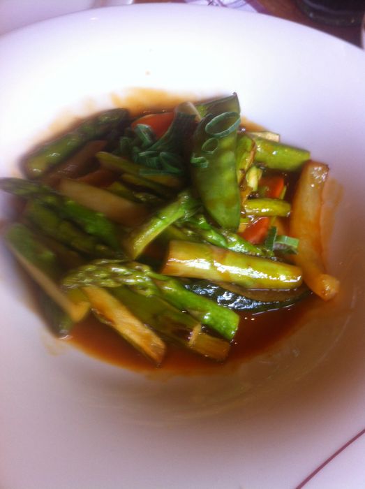 LÉGUMES FAÇON ASIATIQUE Grüner Spargel und Zuckerschoten aus dem Wok mit süß-saurer Sauce und Basmatireis 