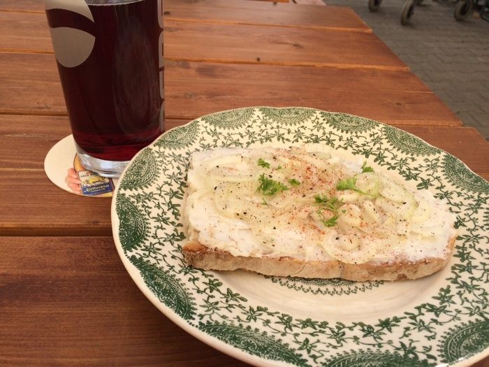 Schmalzbrot und Johannisbeer-Schorle für den Wanderer ....