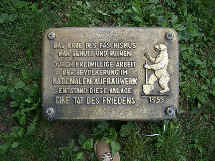NAW-Gedenktafel neben der Freilichtbühne am Weißen See, Große Seestraße 11