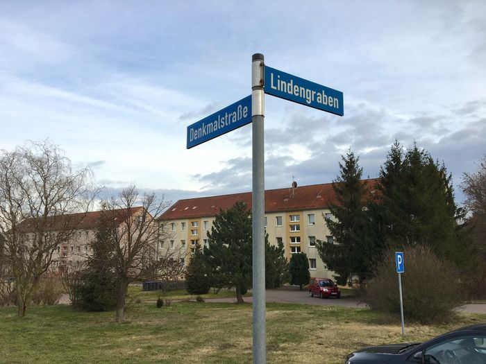 Die Hauptstraße heißt nun Denkmalstraße, weil jedes Kaff im PLZ-Bereich eine Hauptstraße hat .... ;-)