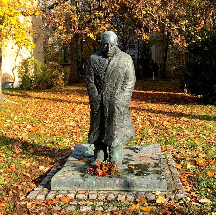Carl von Ossietzky, 1989, von Klaus Simon, Bronze, H 200 cm.