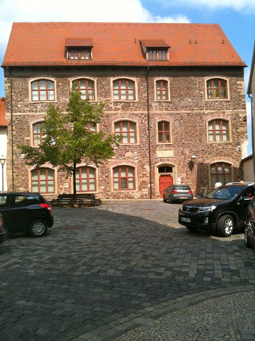 Ehem. Gymnasium, das auf einer Schulgründung 1546 durch Martin Luther basiert ... Nun Stadtarchiv ...