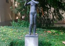 Bild zu Skulptur "Flötenspielerin" vor der Hoffnungskirche