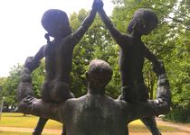 Bild zu »Vater mit zwei Töchtern« Bronzeplastik von Stephan Horota