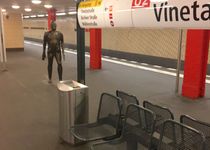 Bild zu »Der Vinetamann« im U-Bahnhof Vinetastraße, Bronzeplastik von Rolf Biebl