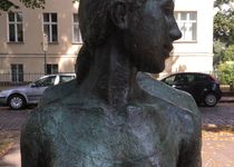 Bild zu »Sitzendes Paar« Bronzeplastik von Carin Kreuzberg