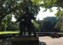 Bild zu Heinrich Heine-Denkmal im Volkspark am Weinbergsweg