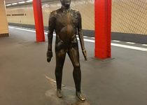 Bild zu »Der Vinetamann« im U-Bahnhof Vinetastraße, Bronzeplastik von Rolf Biebl