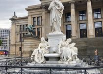 Bild zu »Schillerbrunnen« auf dem Gendarmenmarkt