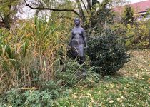 Bild zu »Trümmerfrau (Aufbauhelferin)« Bronzeplastik von Eberhard Bachmann