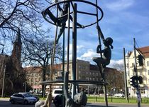 Bild zu Tröpfelbrunnen »Kletternde Kinder« von Gerhard Thieme