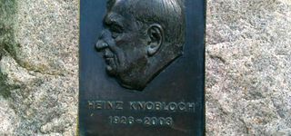 Bild zu »Gedenkstein Heinz Knobloch« Bronzerelief von Gerhard Thieme, 2004