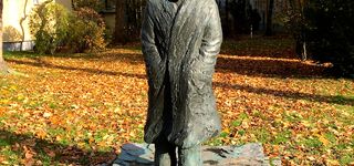 Bild zu »Carl-von-Ossietzky-Denkmal« von Klaus Simon, Bronze, 1989