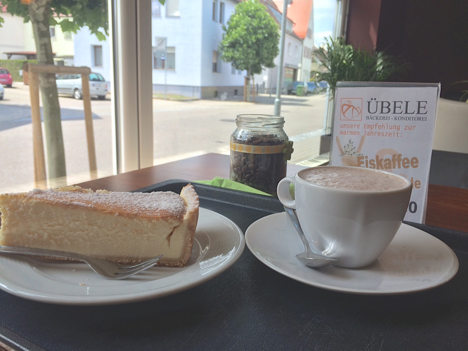 Wie jeden Sonntag - Käsekuchen und heiße Schokolade